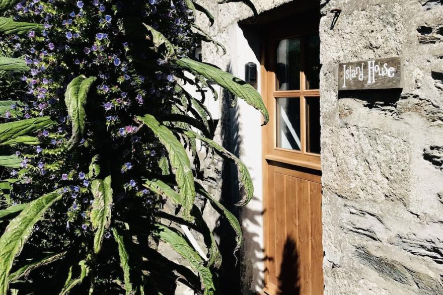 Beautiful Stone Cottage in Porthleven's Conservation Area Just 100m To Harbour