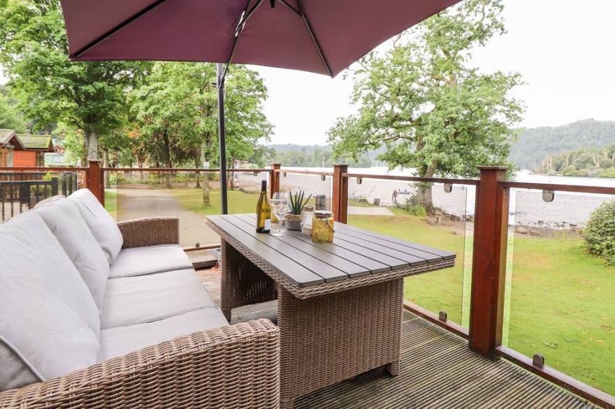 LOUBI'S LAKESIDE LODGE, family friendly in Bowness-On-Windermere
