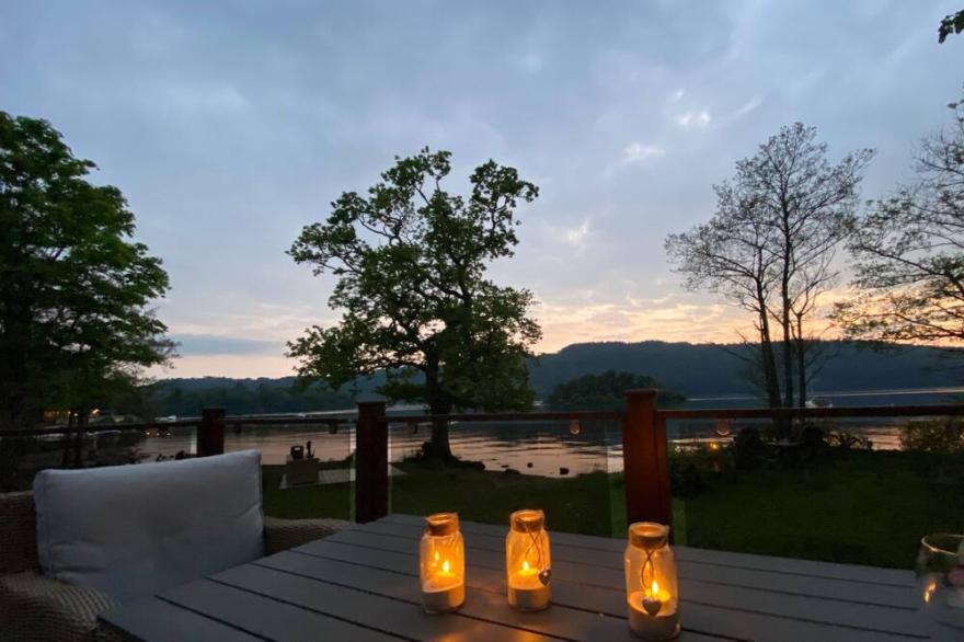 LOUBI'S LAKESIDE LODGE, family friendly in Bowness-On-Windermere