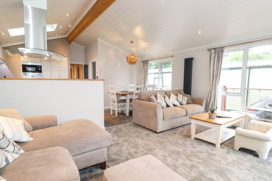 LOUBI'S LAKESIDE LODGE, family friendly in Bowness-On-Windermere