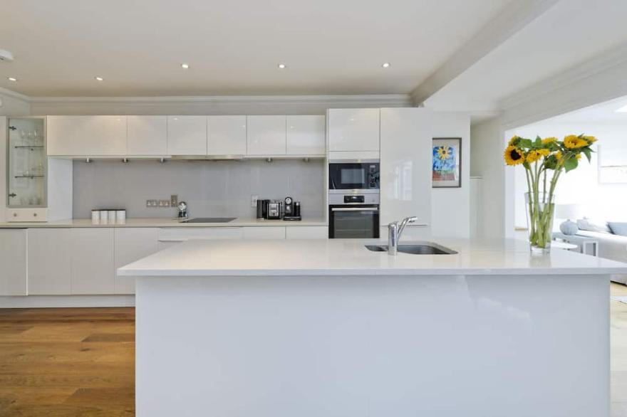 Courtside Calm by Wimbledon Village, by Veeve