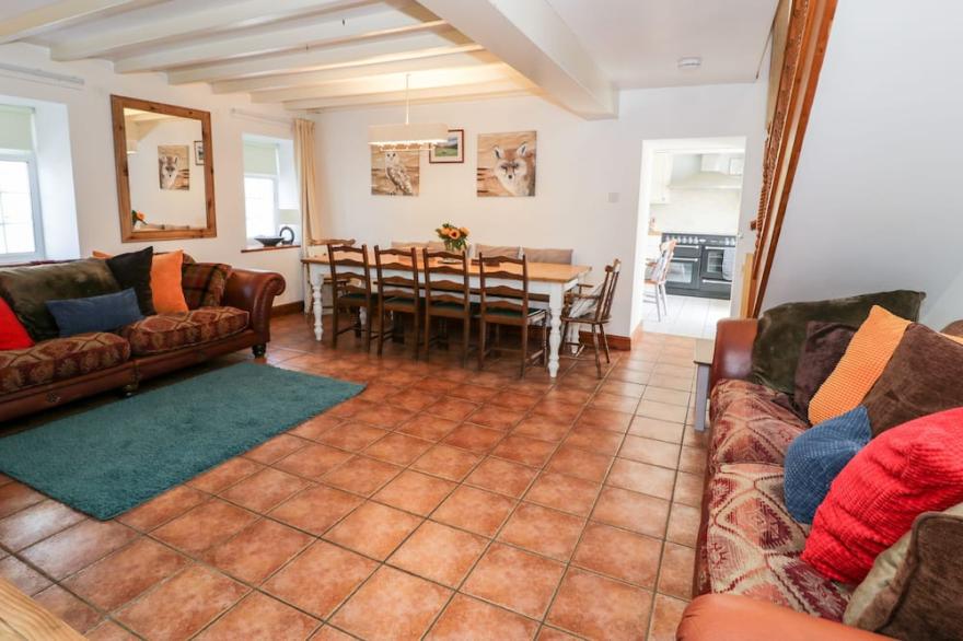 PRESWYLFA, pet friendly, with hot tub in Tyn-Y-Groes