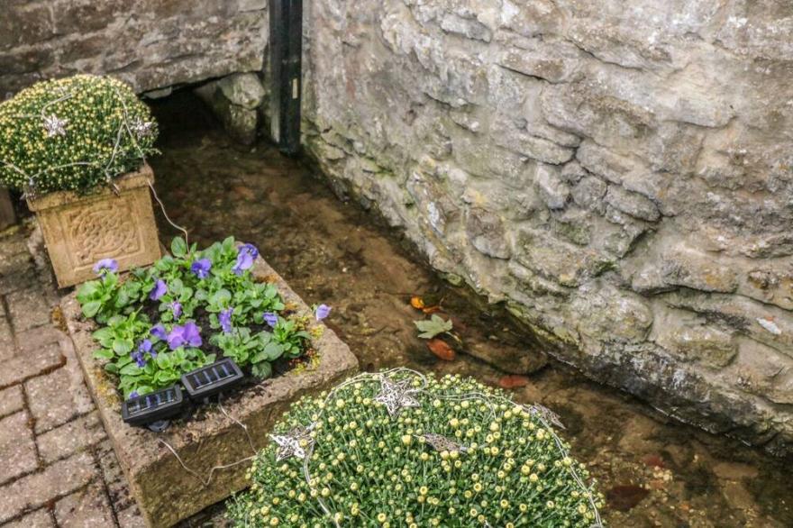 MILL LEAT, pet friendly, with open fire in Castleton, Peak District