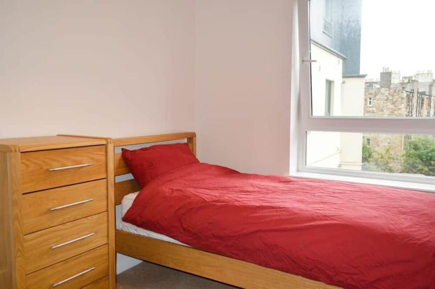 Modern 2 Bedroom Property in Central Edinburgh