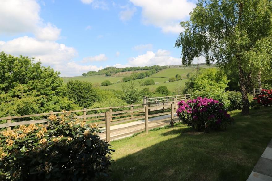 ASH BANK, JACOBS WOOD, with hot tub in Silsden