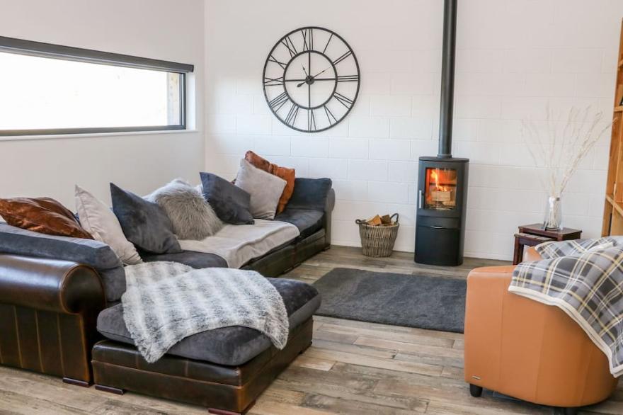 ASH BANK, JACOBS WOOD, with hot tub in Silsden