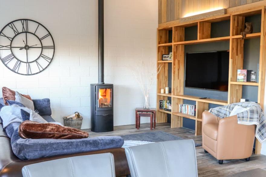 ASH BANK, JACOBS WOOD, with hot tub in Silsden