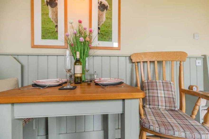 THE BRAE, romantic, character holiday cottage in Snainton