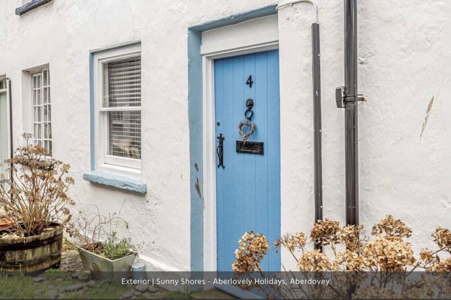 4 Evans Terrace Beautiful Cottage in the heart of Aberdovey! Free parking permit
