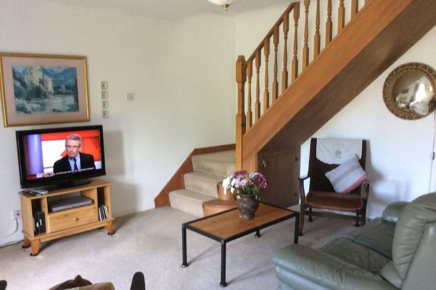Spacious detached house set in own grounds of 1/2 an acre - family-friendly.