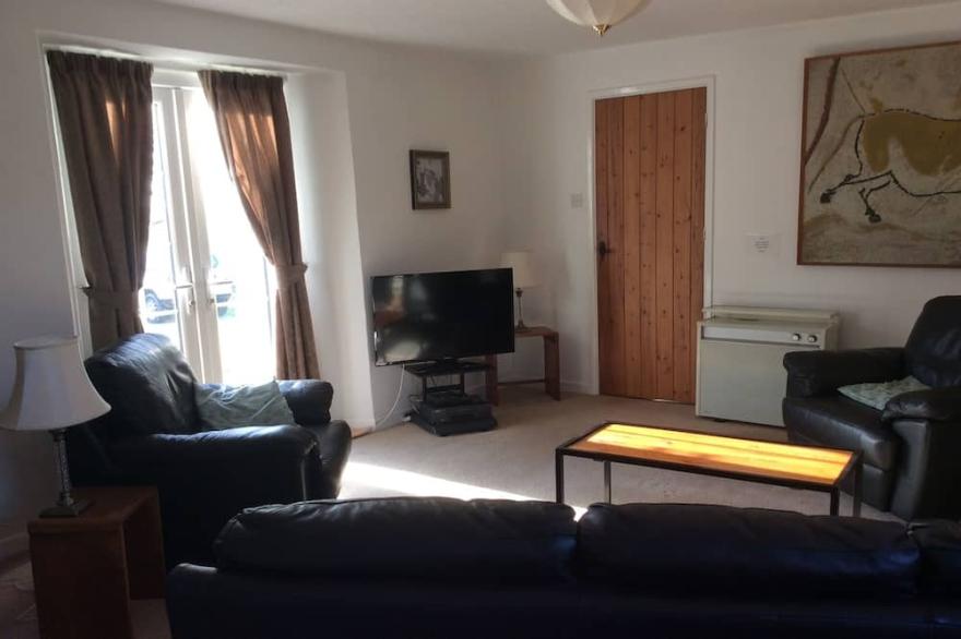 Spacious detached house set in own grounds of 1/2 an acre - family-friendly.