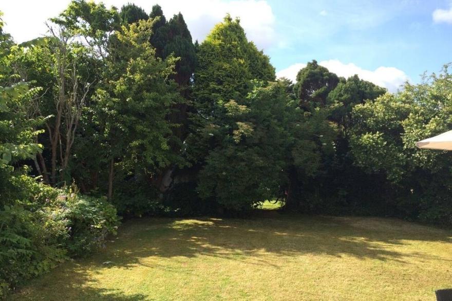 Romantic Break away for  family & dog friendly cottage, off road parking