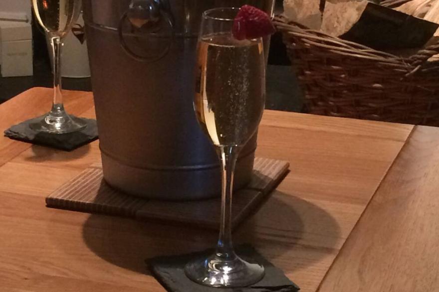 Romantic Break away for  family & dog friendly cottage, off road parking