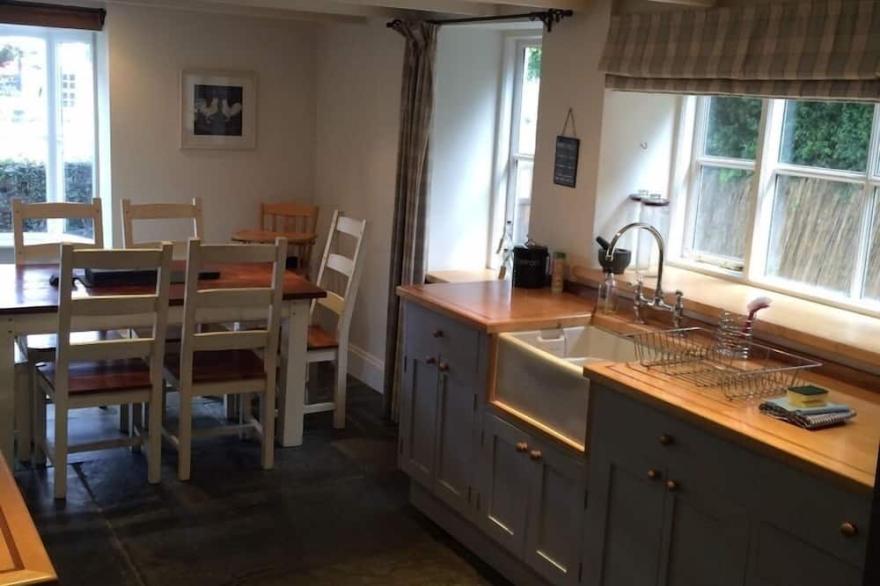 Romantic Break away for  family & dog friendly cottage, off road parking