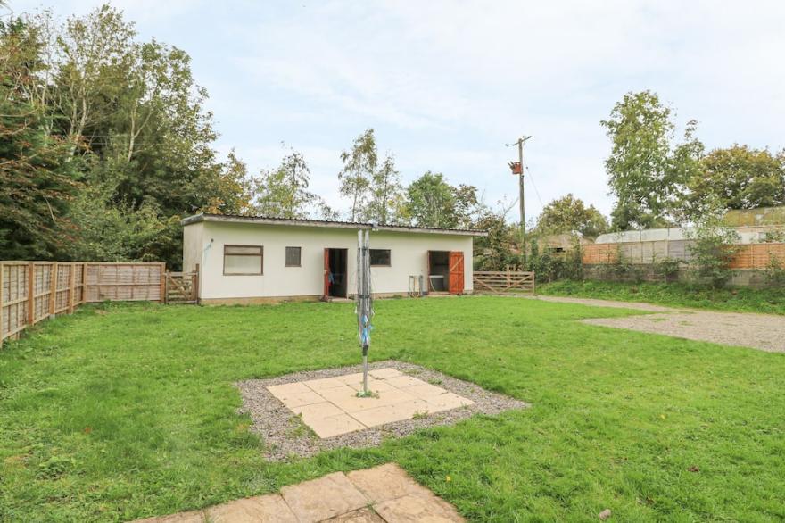 SOUTHVIEW, pet friendly, with hot tub in Rhydlewis