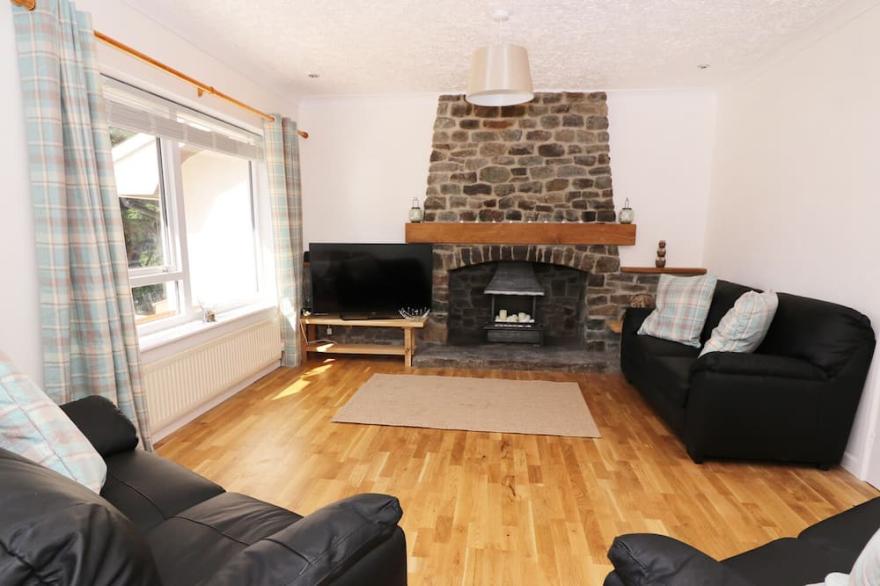 SOUTHVIEW, pet friendly, with hot tub in Rhydlewis