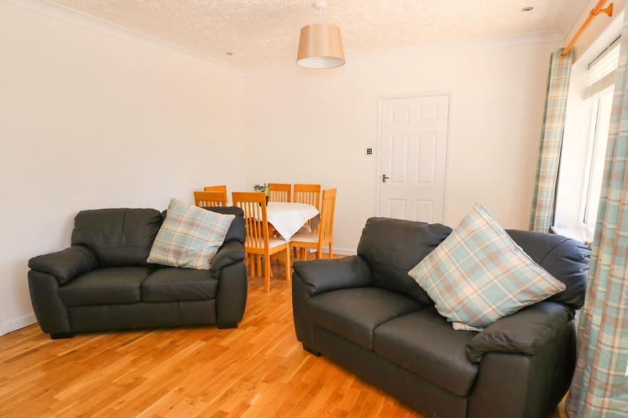 SOUTHVIEW, pet friendly, with hot tub in Rhydlewis