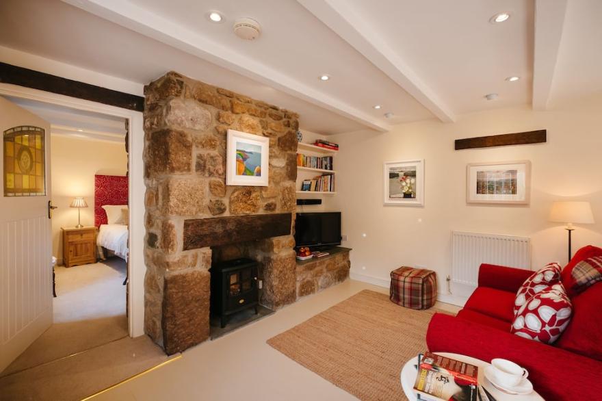 Abbey Stables - Romantic art inspired hideaway in old harbour area