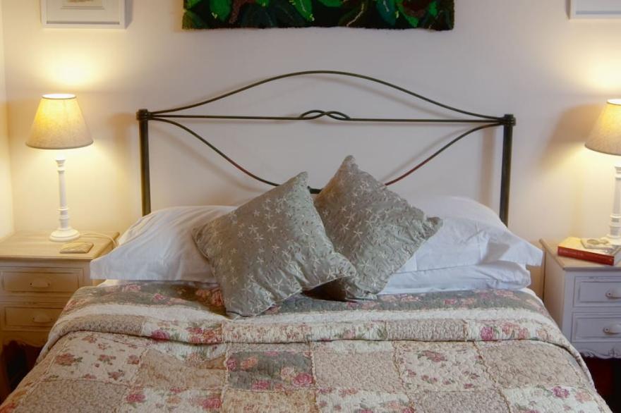 AN EARLY GEORGIAN ONE BEDROOM TERRACED TOWNHOUSE/COTTAGE IN LUDLOW
