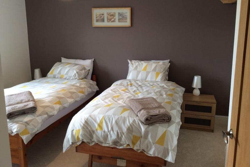 Modern detached house, 10 minute walk to large sandy beach
