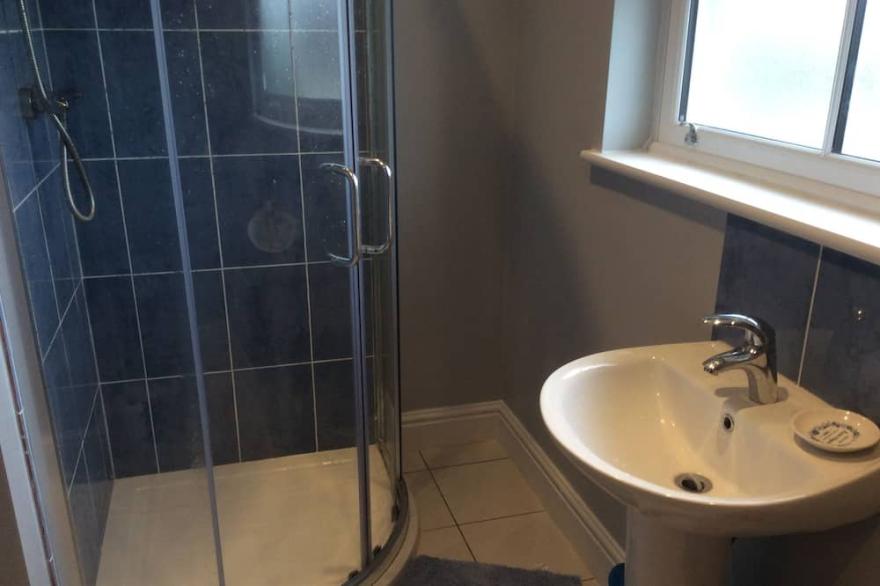 Modern detached house, 10 minute walk to large sandy beach