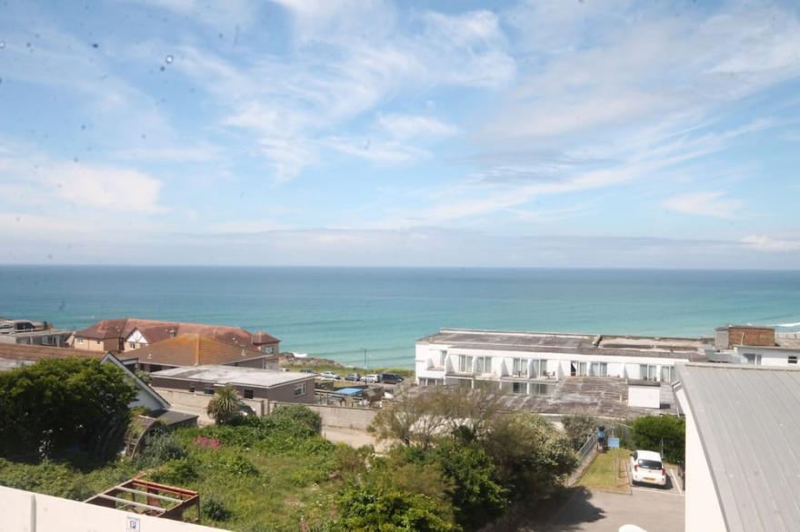 2 bedroom, apartment sleeps 4 with sea views Fistral Beach, Secure parking, WIFI
