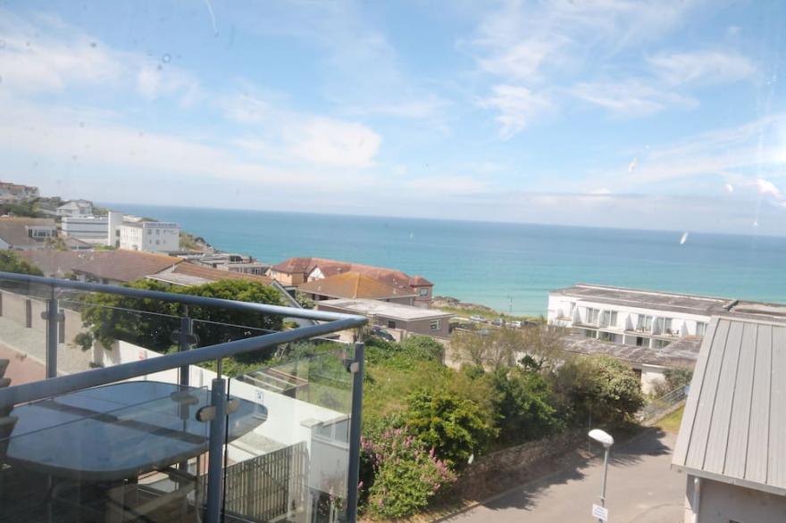 2 bedroom, apartment sleeps 4 with sea views Fistral Beach, Secure parking, WIFI
