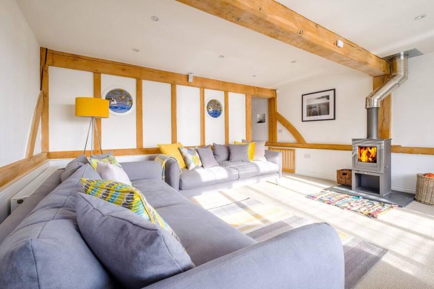 Meare House - sleeps 10 guests  in 4 bedrooms