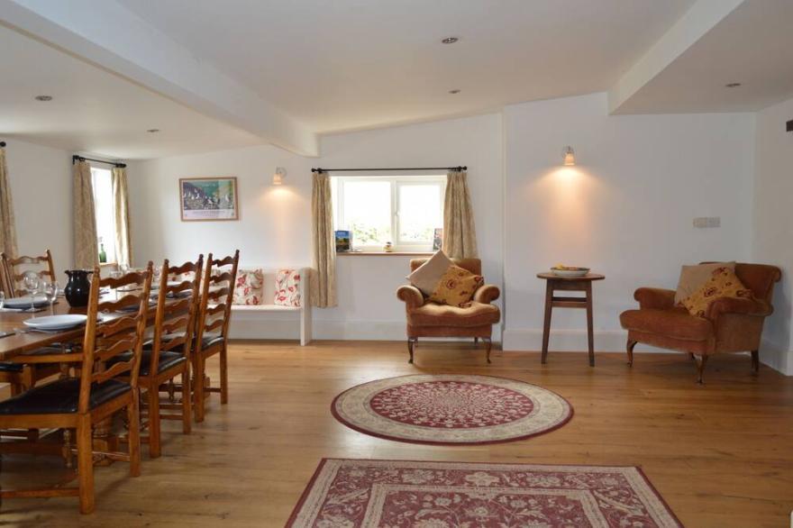 Spacious Pembrokeshire Targate Farm- 4 bedrooms, 2 living rooms, sleeps 10