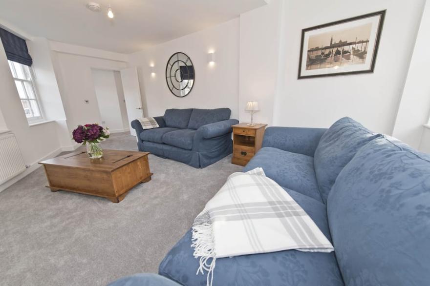 LUXURY TOWN CENTRE 2 BEDROOM APARTMENT