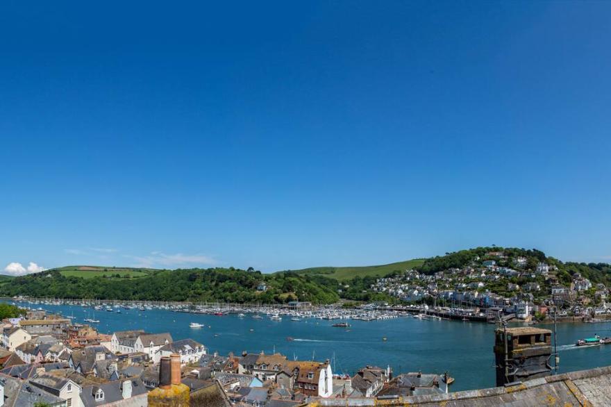 Dartmouth townhouse with AMAZING views of the River Dart and private decking