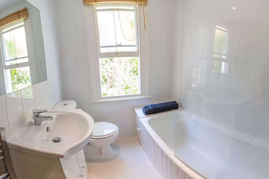 Dartmouth townhouse with AMAZING views of the River Dart and private decking