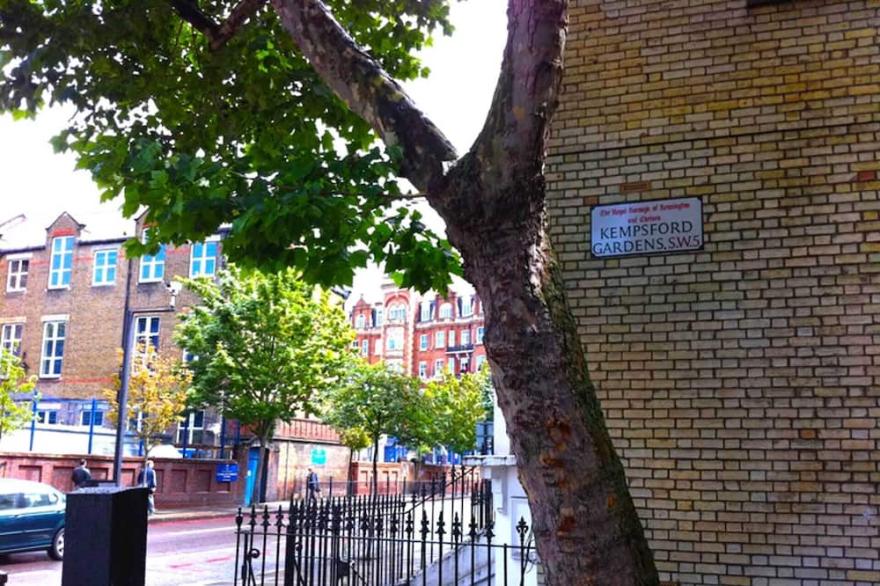 Central, stunning and quiet flat with a south facing terrace and lots of light.