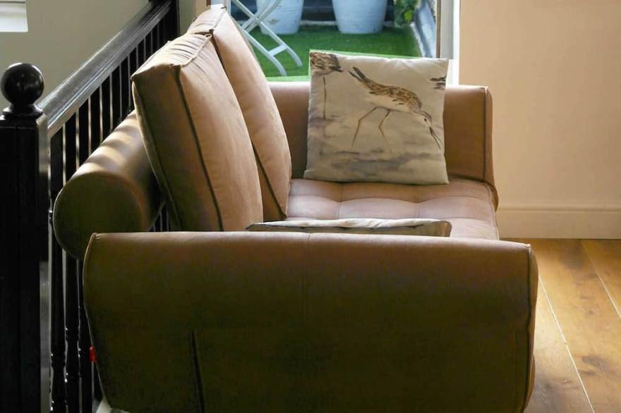 Central, stunning and quiet flat with a south facing terrace and lots of light.