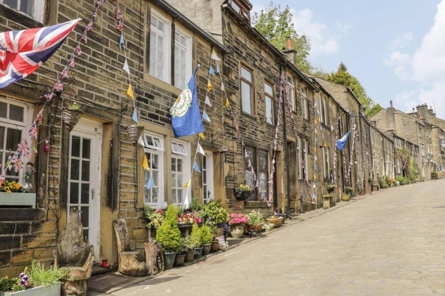 BOX TREE COTTAGE, pet friendly, character holiday cottage in Oxenhope