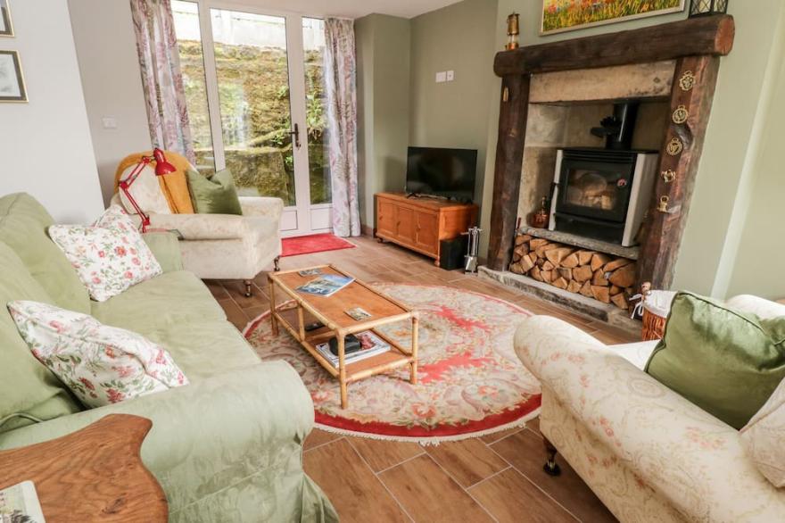 BOX TREE COTTAGE, pet friendly, character holiday cottage in Oxenhope