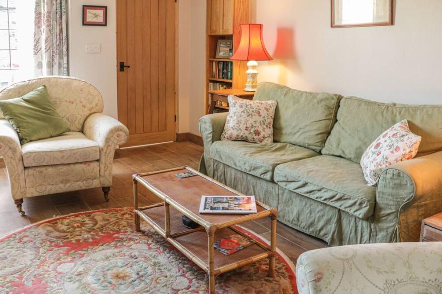 BOX TREE COTTAGE, pet friendly, character holiday cottage in Oxenhope