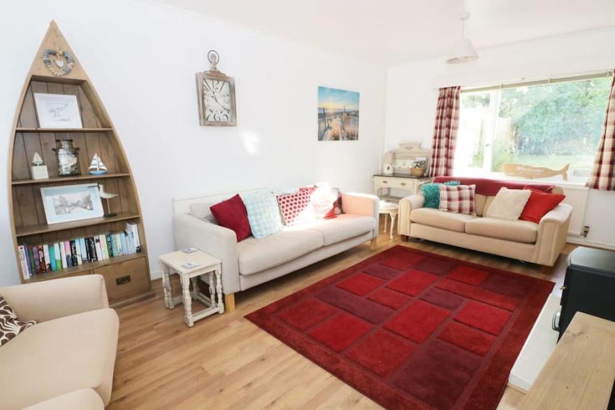 SALTY PUFFIN, pet friendly, country holiday cottage in Benllech