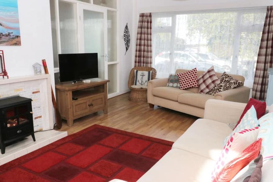 SALTY PUFFIN, pet friendly, country holiday cottage in Benllech