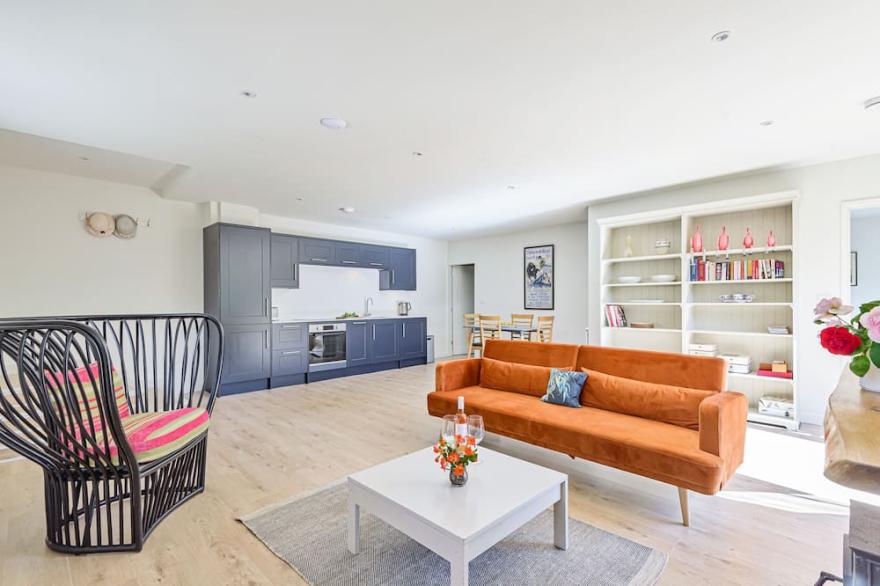With contemporary styling and light filled space, La Rose is the perfect romantic couple's retreat.
