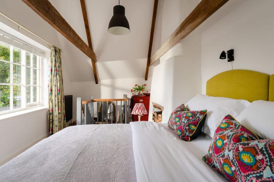 Romantic cottage, dog friendly, in quiet village setting with a pub close by.