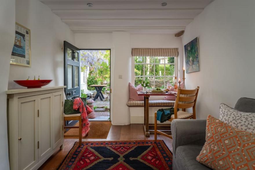 Romantic cottage, dog friendly, in quiet village setting with a pub close by.