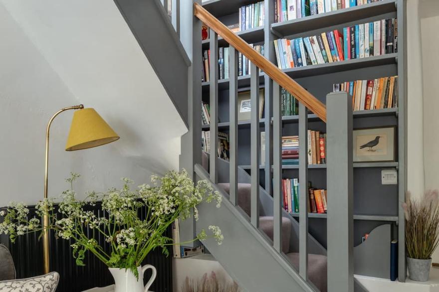 Romantic cottage, dog friendly, in quiet village setting with a pub close by.