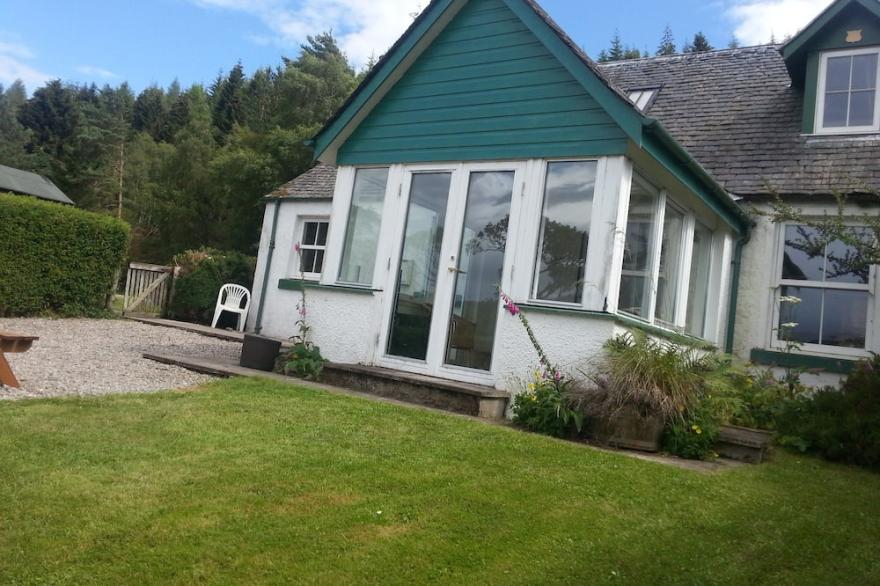 Lovely foresters cottage, amazing Loch Ness views, private beach, pets welcome