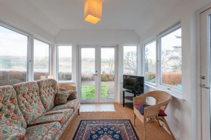 Lovely foresters cottage, amazing Loch Ness views, private beach, pets welcome
