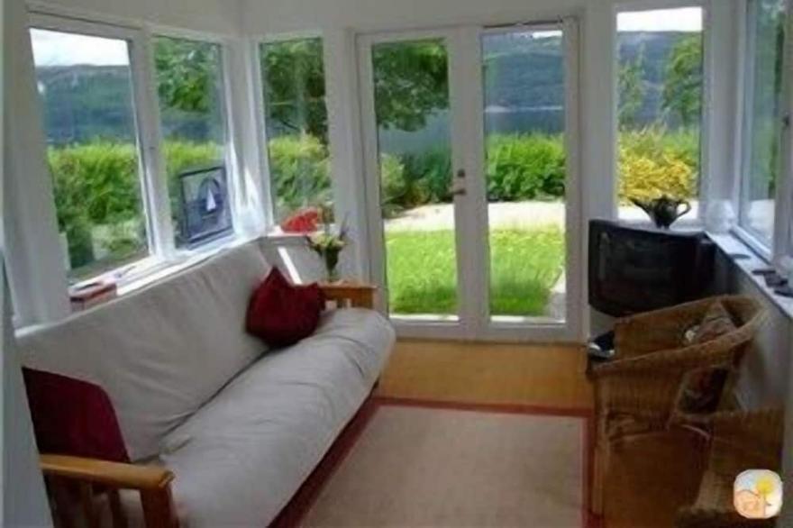 Lovely foresters cottage, amazing Loch Ness views, private beach, pets welcome