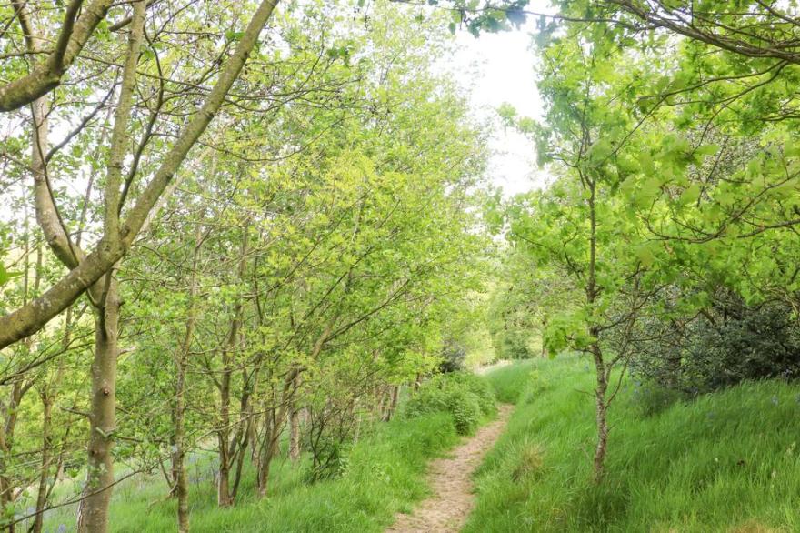 ROWAN BANK, JACOBS WOOD, with hot tub in Silsden