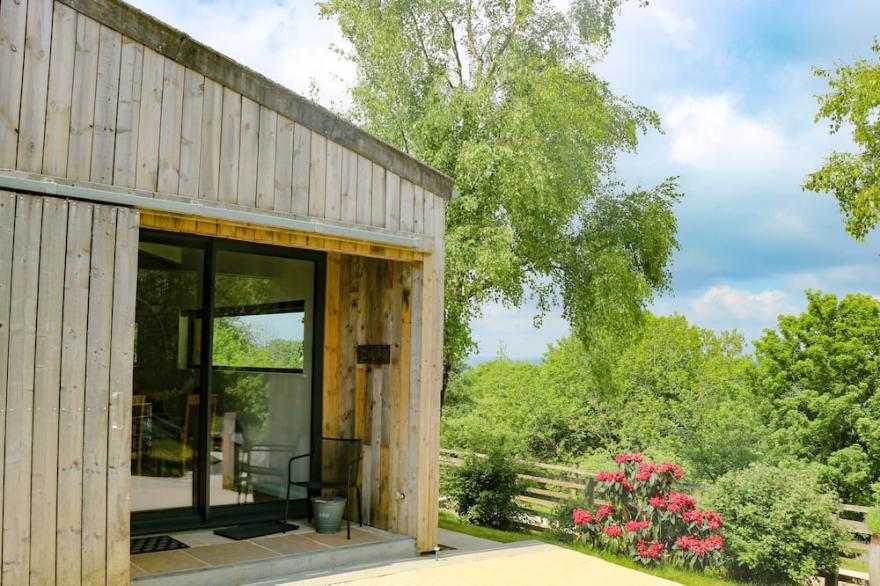 ROWAN BANK, JACOBS WOOD, with hot tub in Silsden