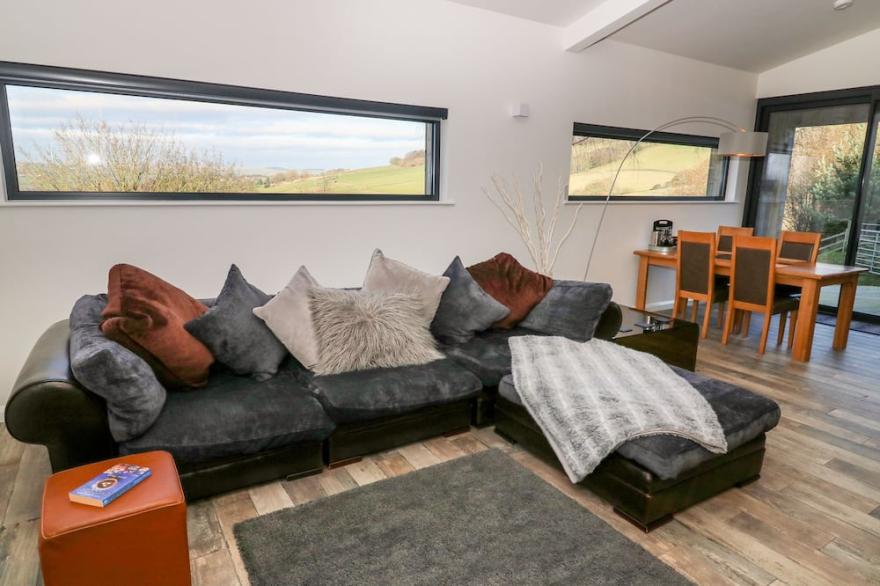 ROWAN BANK, JACOBS WOOD, with hot tub in Silsden