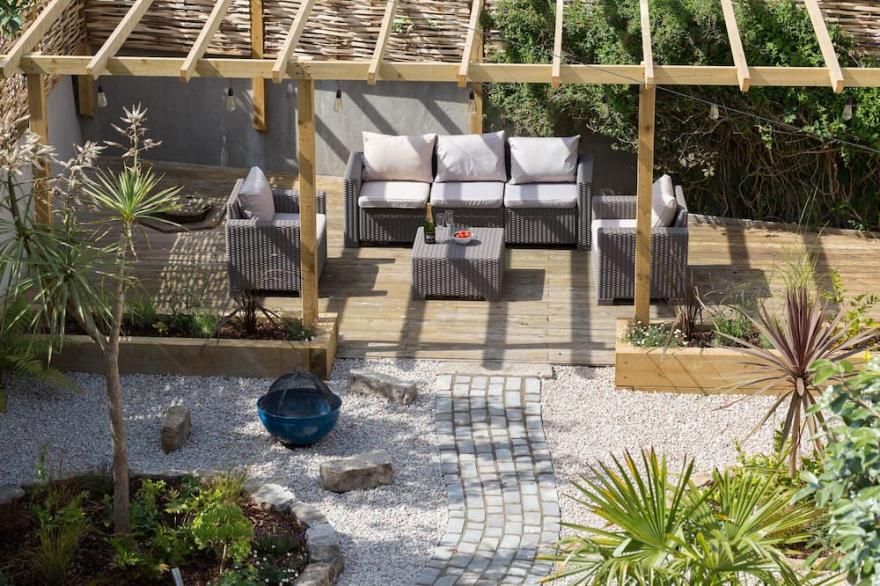 Stunning newly renovated townhouse in central St Ives w/garden & gated parking